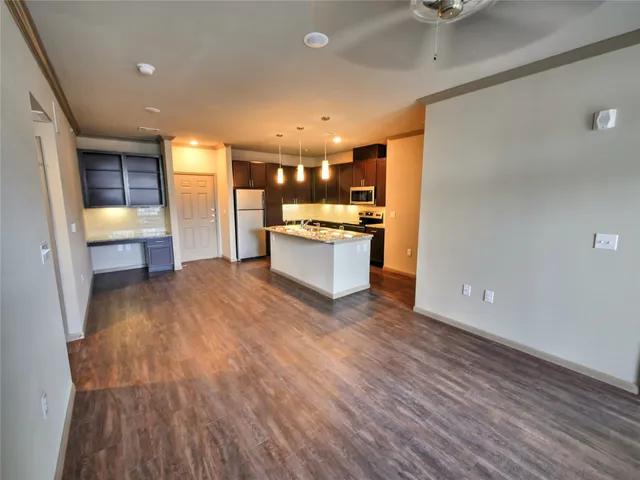 $1,900 | 5353 Space Center Boulevard, Unit B1, Pasadena, TX 77505