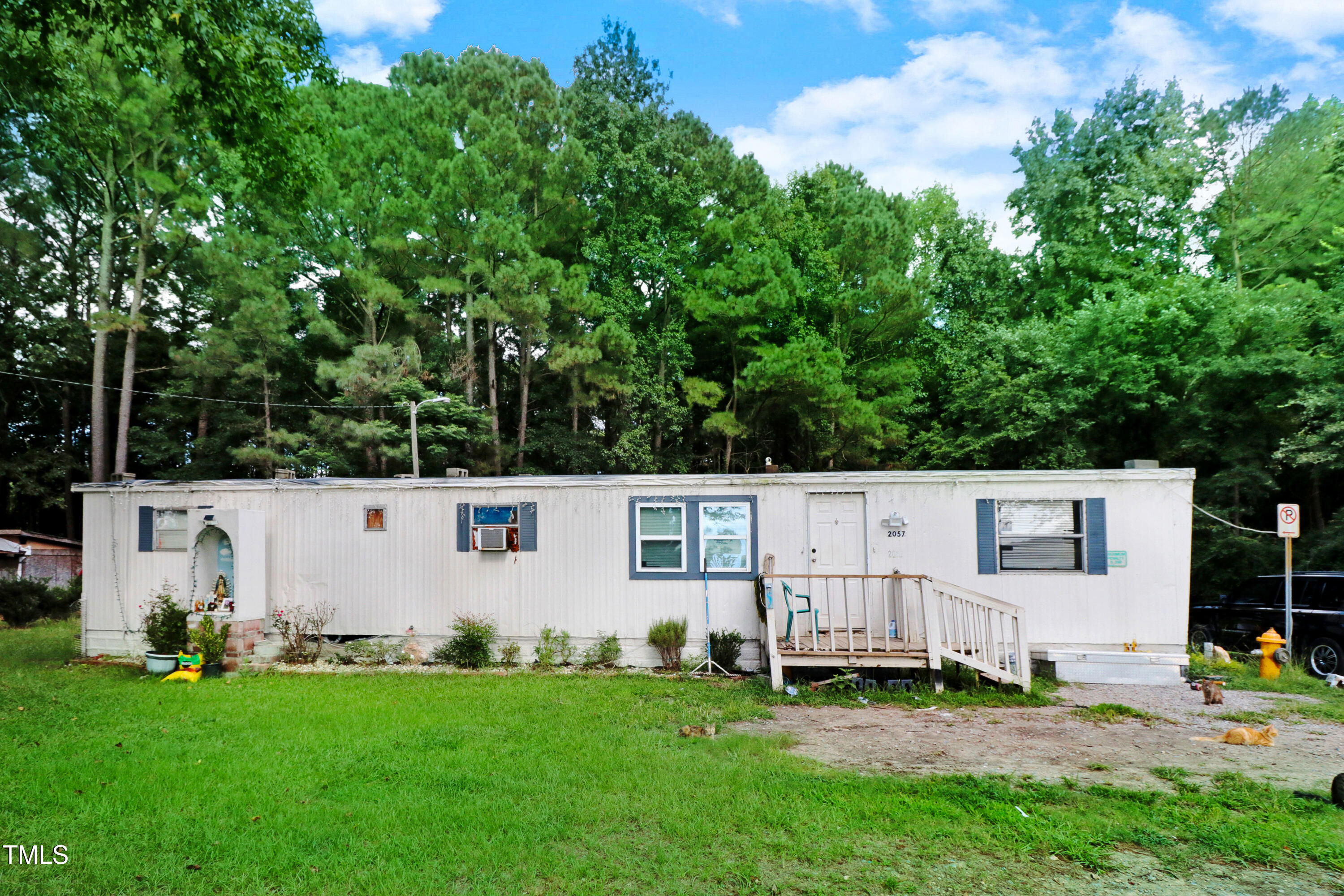 a view of a house with backyard