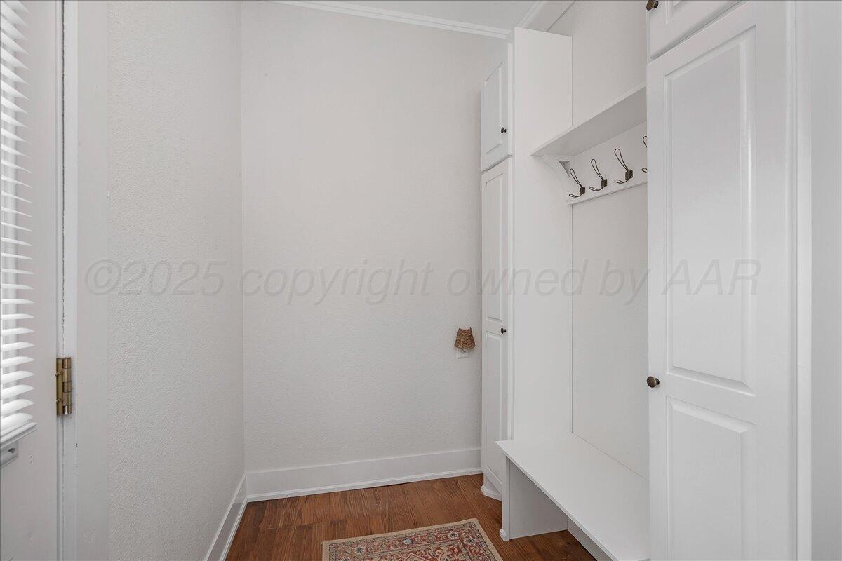 2007 6th Avenue Canyon, TX 79015 - Photo 21 of 33 a bathroom with a window