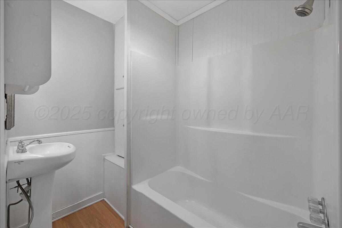 2007 6th Avenue Canyon, TX 79015 - Photo 31 of 33 a bathroom with a bathtub