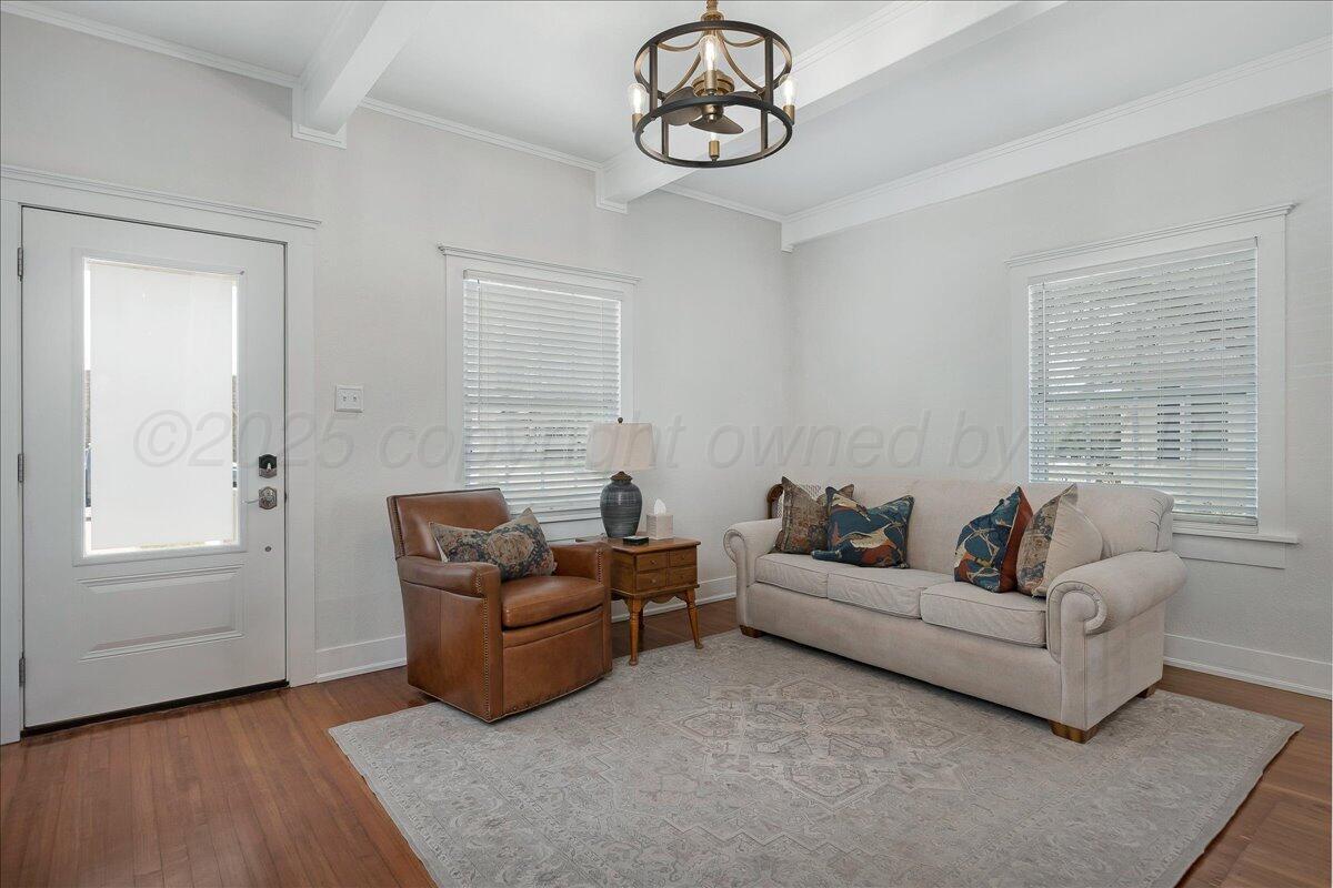 2007 6th Avenue Canyon, TX 79015 - Photo 5 of 33 a living room with furniture and a window