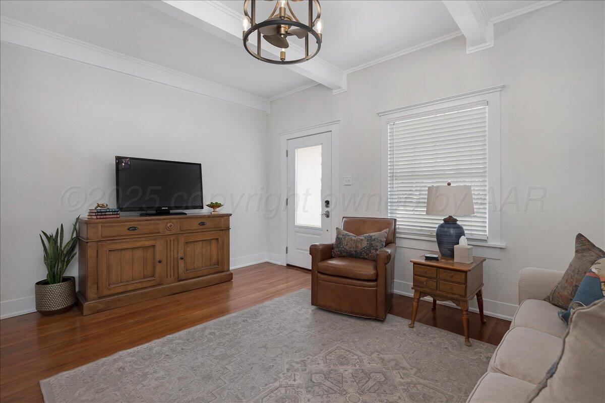 2007 6th Avenue Canyon, TX 79015 - Photo 6 of 33 a living room with furniture and a flat screen tv