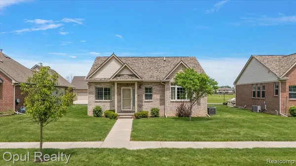 $300,000 | 23934 Meadows Avenue, Flat Rock, MI 48134