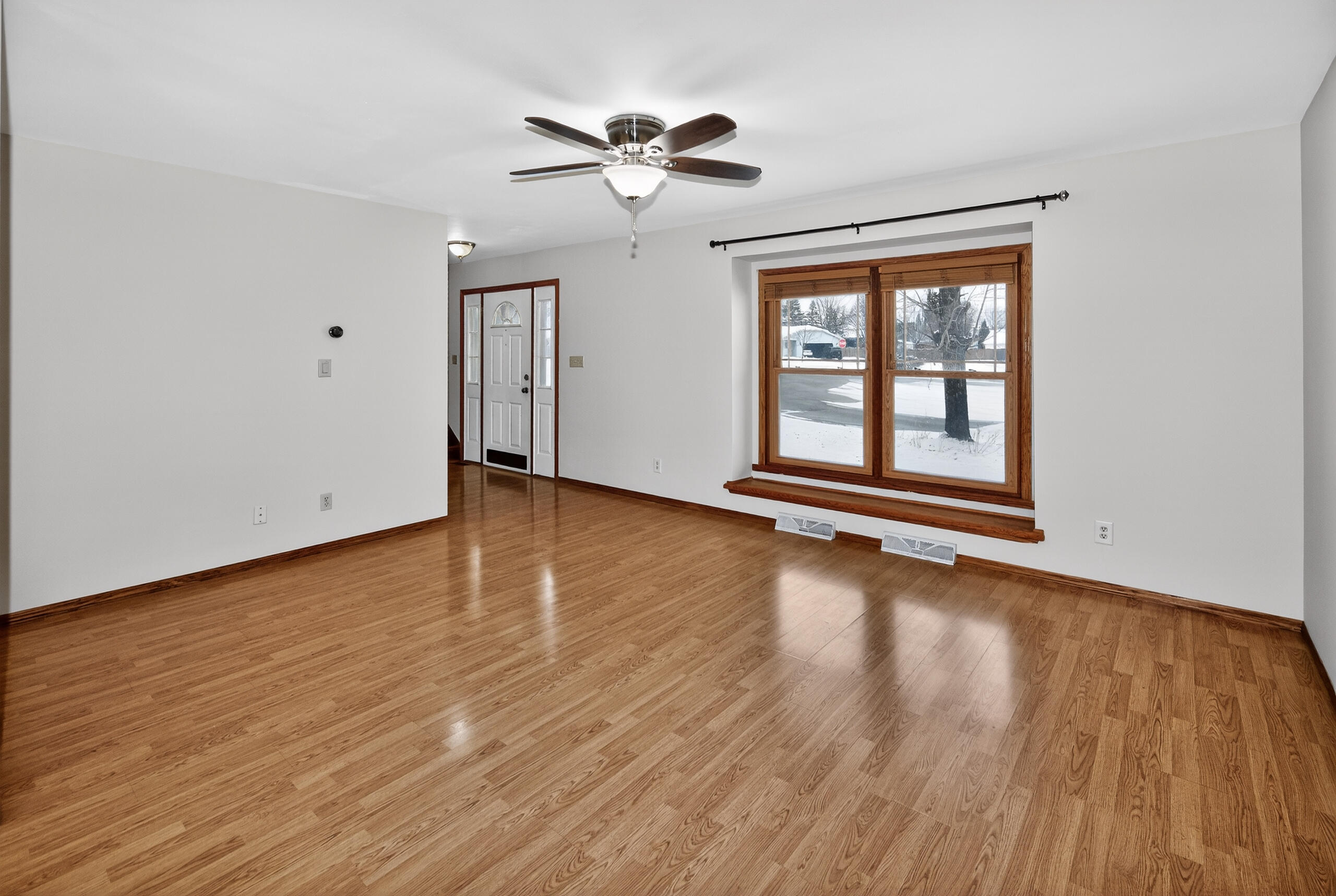 7258 Countryside Court Franklin, WI 53132 - Photo 12 of 36 Living Room