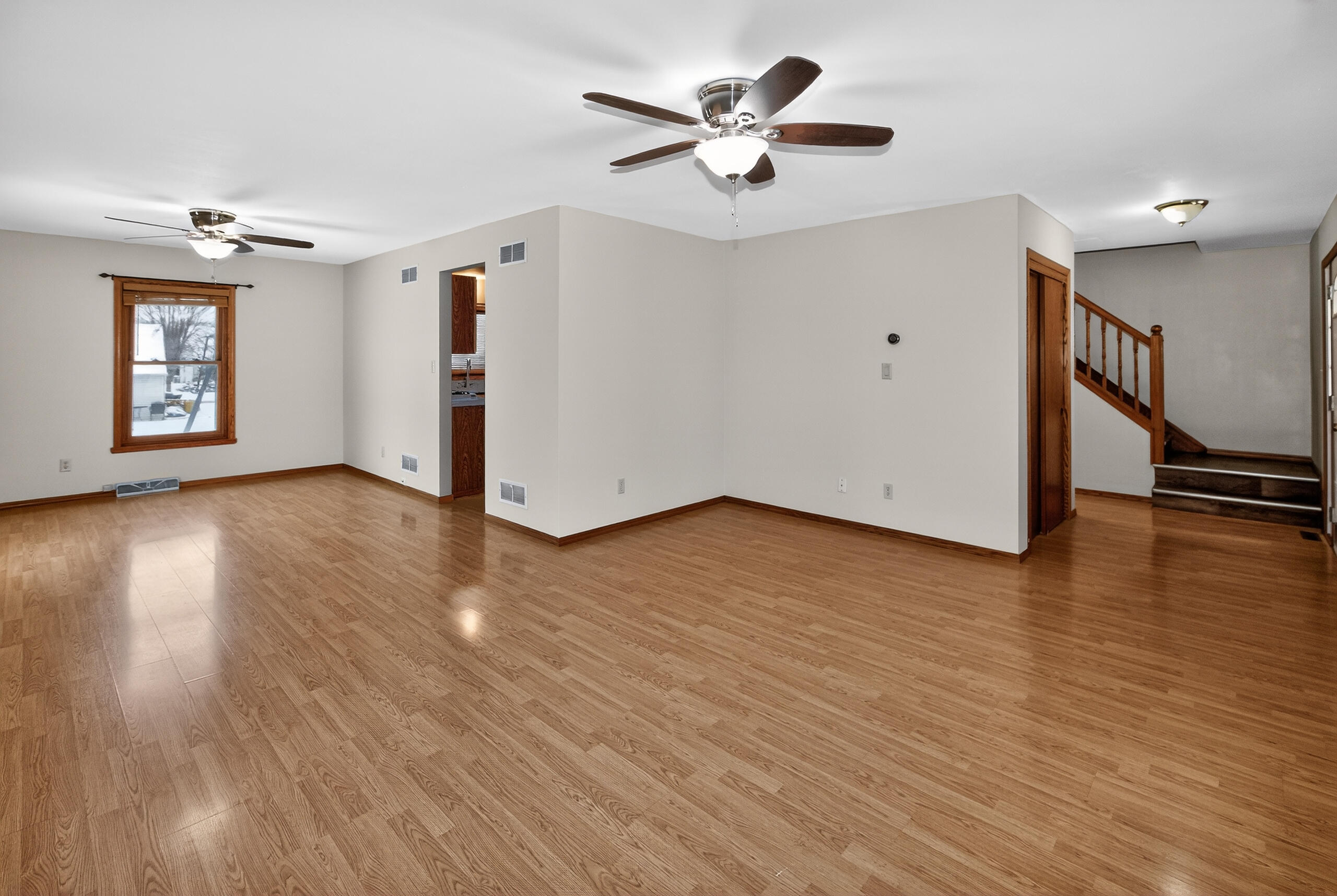7258 Countryside Court Franklin, WI 53132 - Photo 14 of 36 Living Room