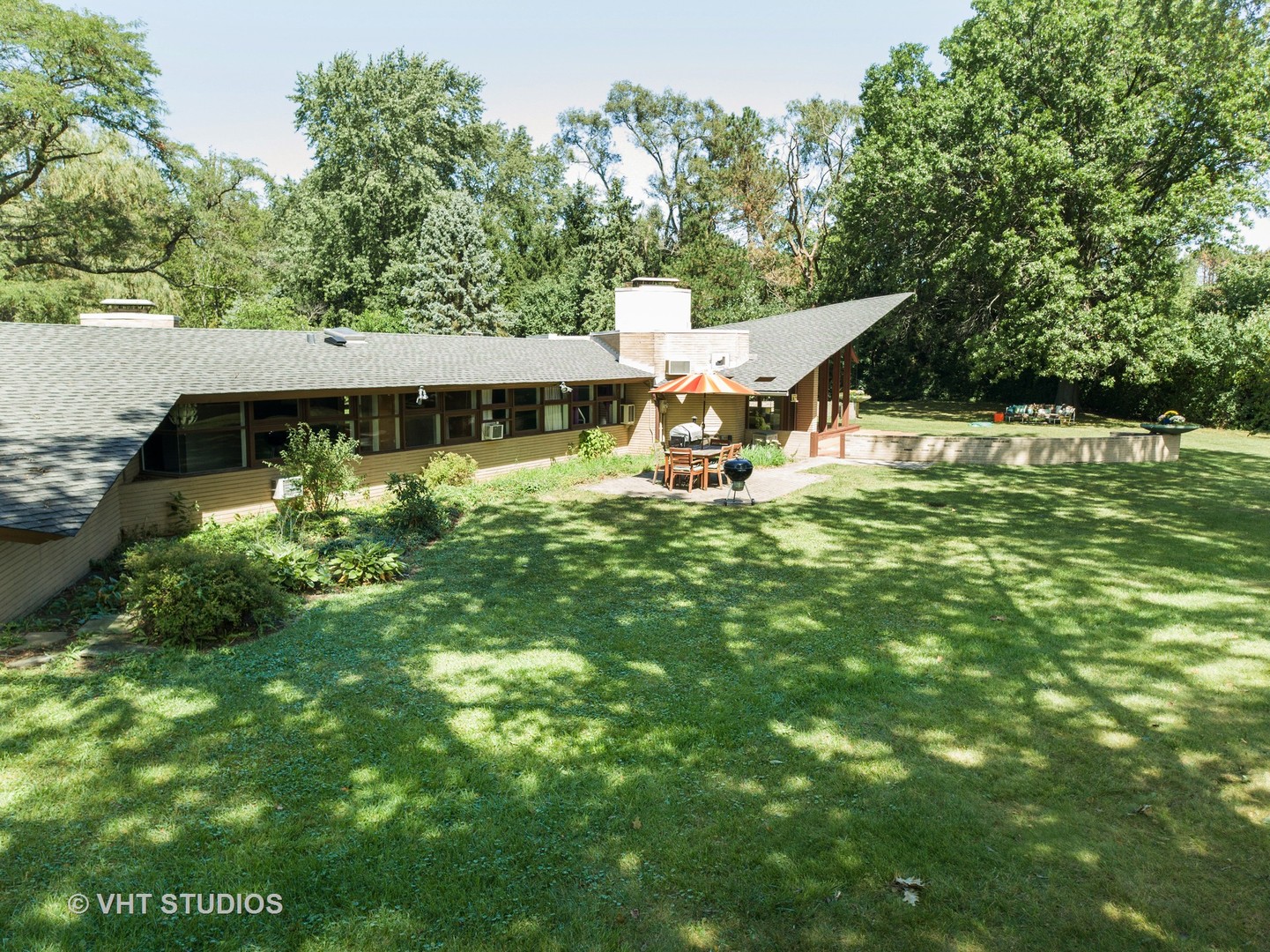 871 Braeburn Road Inverness, IL 60067 - Photo 17 of 47 a view of a house with a yard porch and sitting area