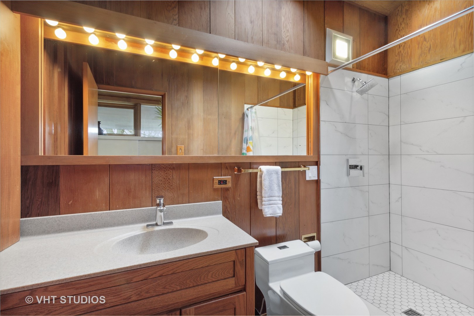 871 Braeburn Road Inverness, IL 60067 - Photo 47 of 47 a bathroom with a sink a toilet and shower