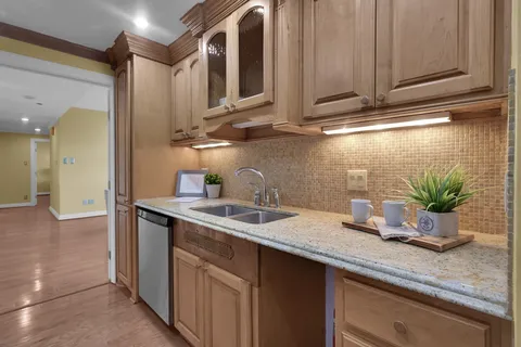 $425,000 | 49 Briar Hollow Lane, Unit 504, Houston, TX 77027