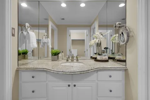 $345,000 | 49 Briar Hollow Lane, Unit 504, Houston, TX 77027