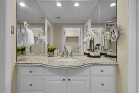 $425,000 | 49 Briar Hollow Lane, Unit 504, Houston, TX 77027