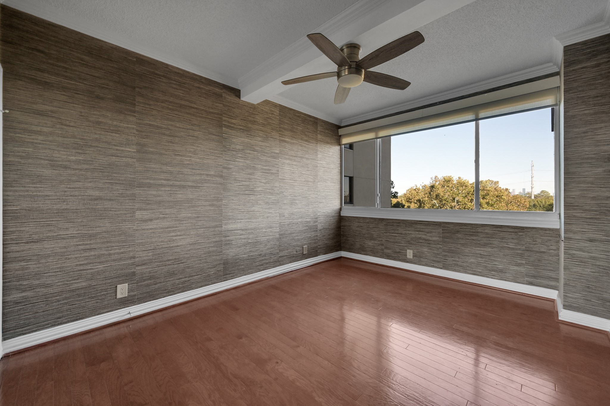 49 Briar Hollow Lane, Unit 504 Houston, TX 77027 - Photo 20 of 25 en empty room with window