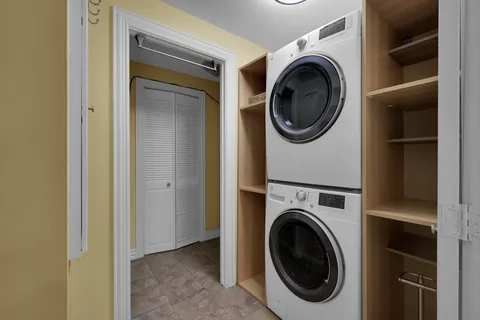 $425,000 | 49 Briar Hollow Lane, Unit 504, Houston, TX 77027