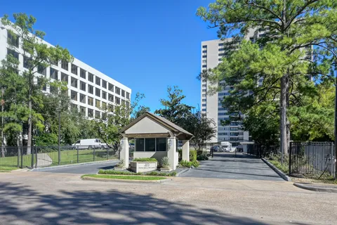 $425,000 | 49 Briar Hollow Lane, Unit 504, Houston, TX 77027