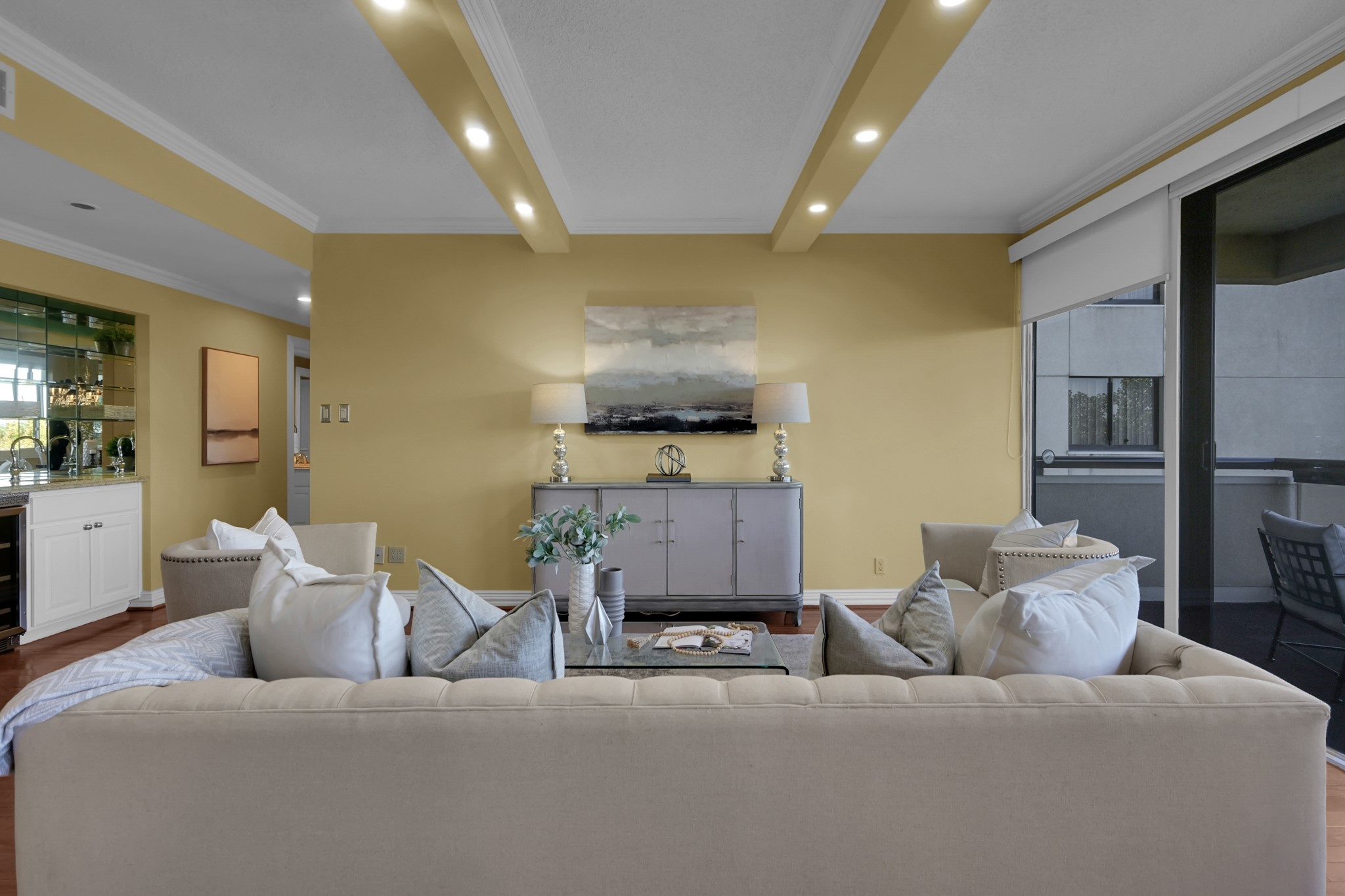 49 Briar Hollow Lane, Unit 504 Houston, TX 77027 - Photo 5 of 25 a living room with furniture and kitchen view