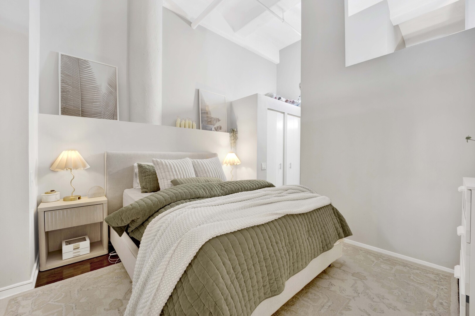 1000 West Washington Boulevard, Unit 305 Chicago, IL 60607 - Photo 13 of 21 a bedroom with a bed and a lamp