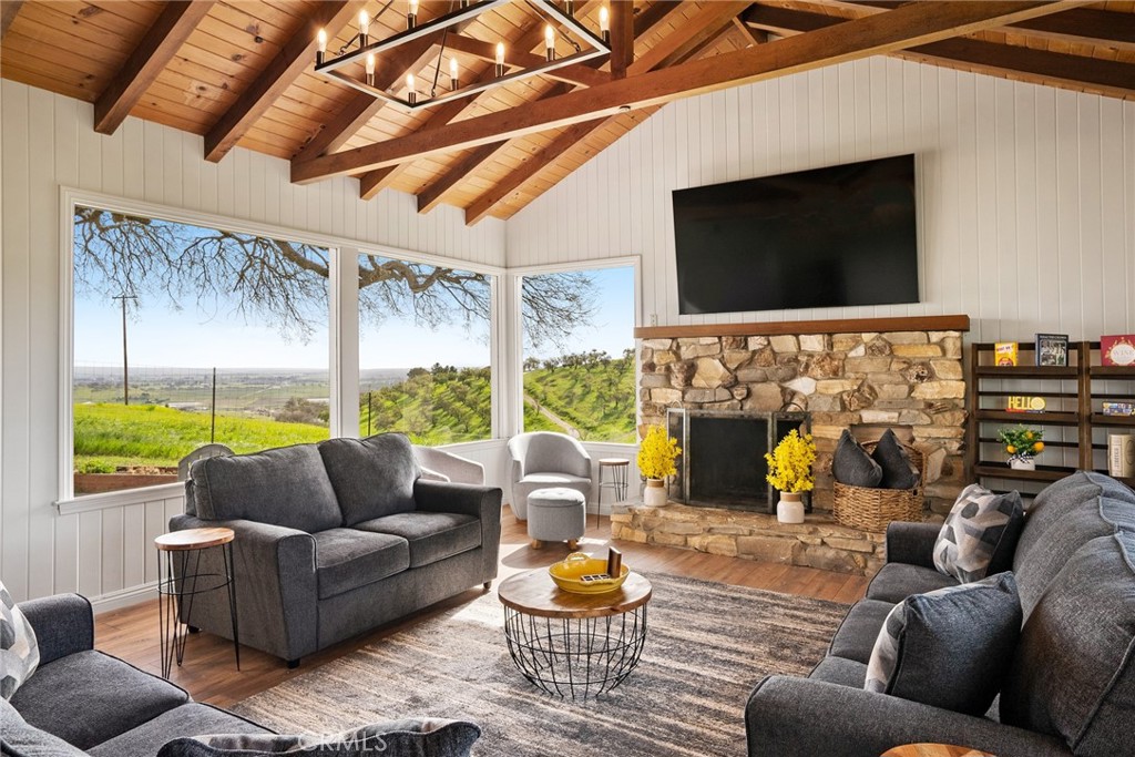 550 Villa Lots Road Paso Robles, CA 93446 - Photo 4 of 31 Living room with surrounding views
