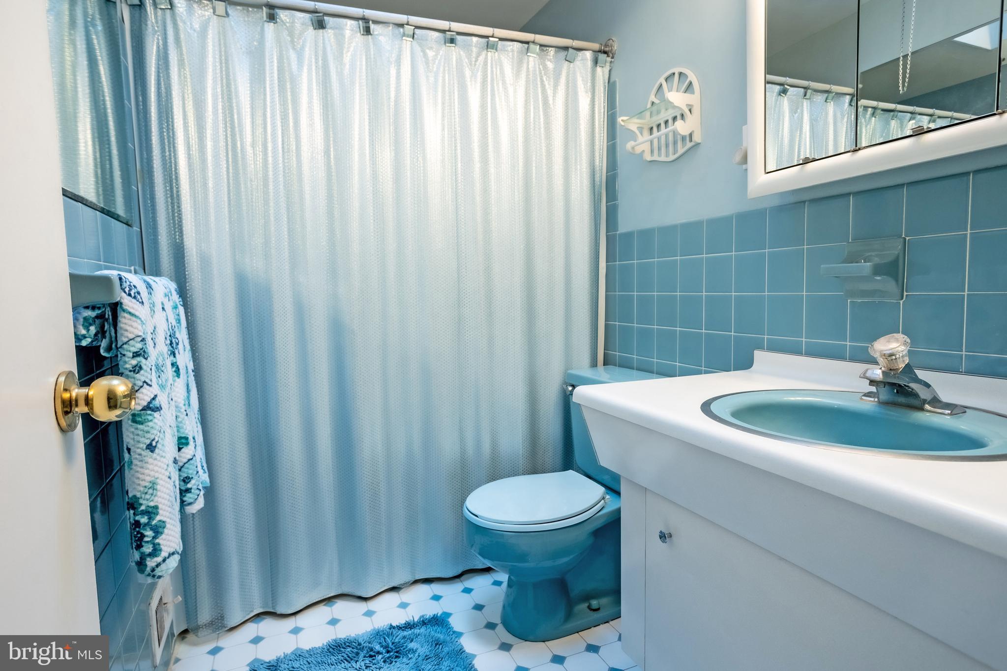 762 Susquehanna Road Philadelphia, PA 19111 - Photo 20 of 45 Hall Bath