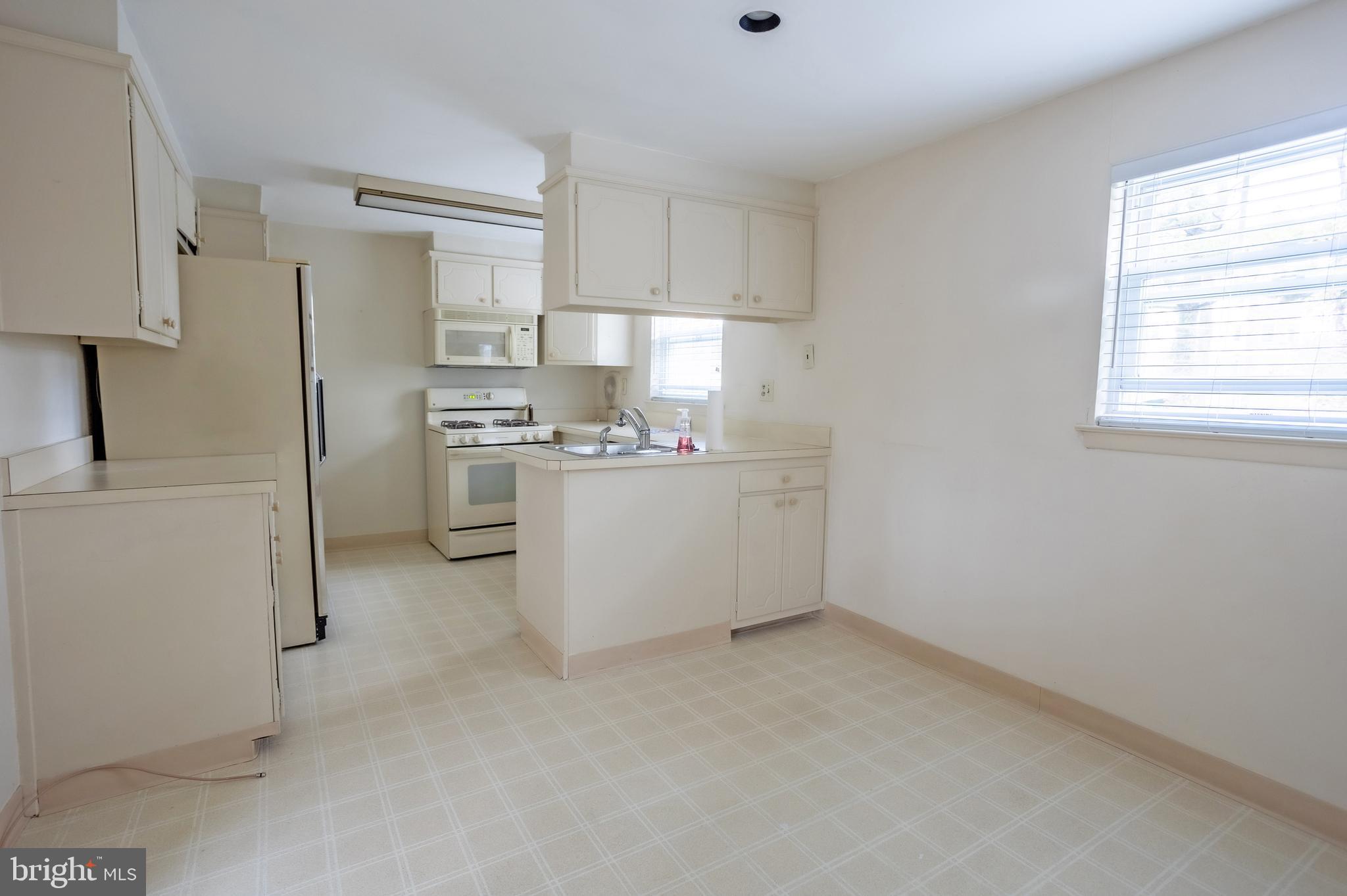 762 Susquehanna Road Philadelphia, PA 19111 - Photo 10 of 45 Kitchen