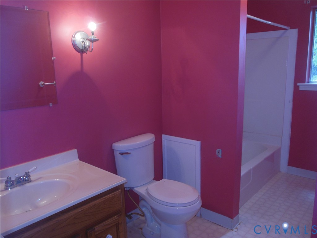 2707 Tanager Road Henrico, VA 23228 - Photo 11 of 18 Hall Bathroom
