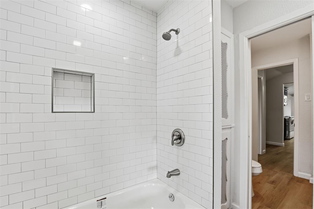 2212 Briardale Road Fort Worth, TX 76119 - Photo 17 of 25 a bathroom with a bathtub