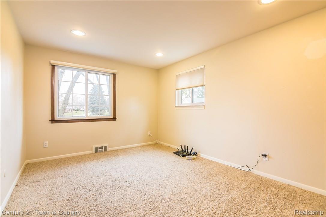 2080 Avoncrest Court Rochester, MI 48309 - Photo 23 of 39 023-Bedroom-3888249-large.jpg