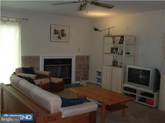 1060 Old Forge Road New Castle, DE 19720 - Photo 4 of 10 Living Room