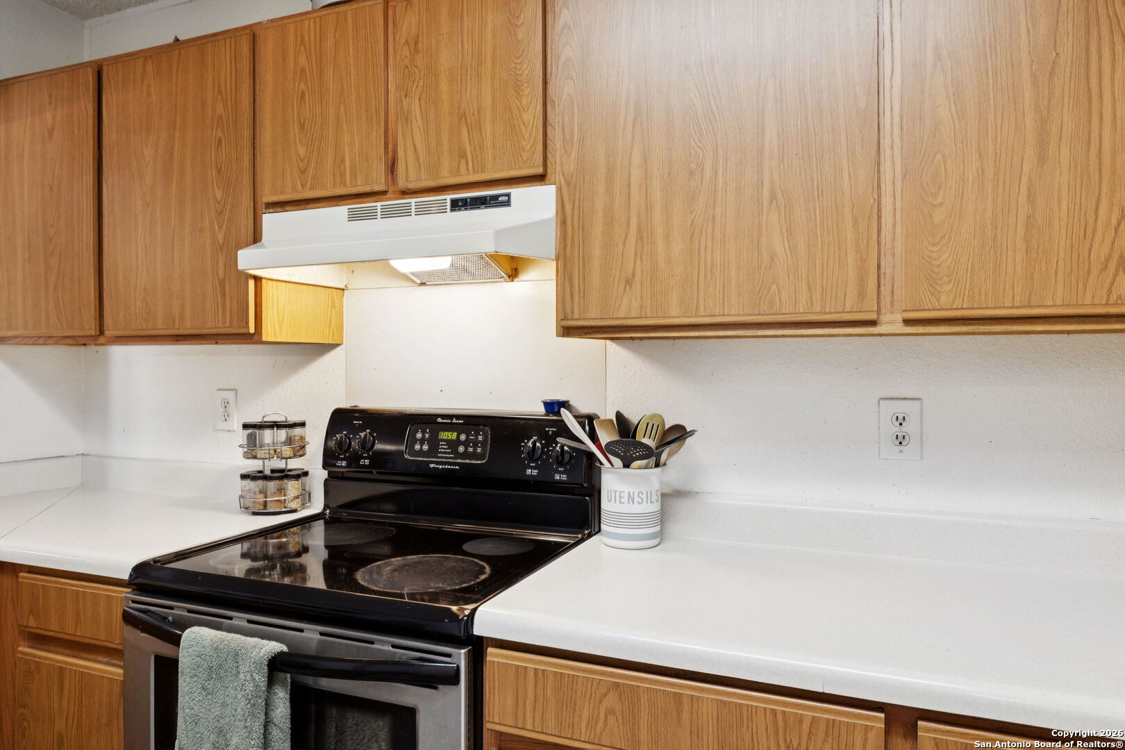 6622 Evenridge Lane San Antonio, TX 78239 - Photo 9 of 21 a kitchen with a stove and a cabinet