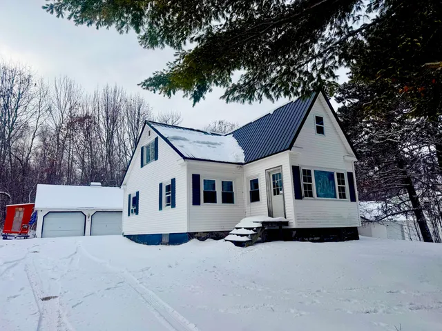 $159,900 | 14 Pinkham Street, Lincoln, ME 04457