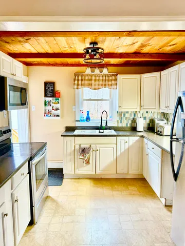 $159,900 | 14 Pinkham Street, Lincoln, ME 04457