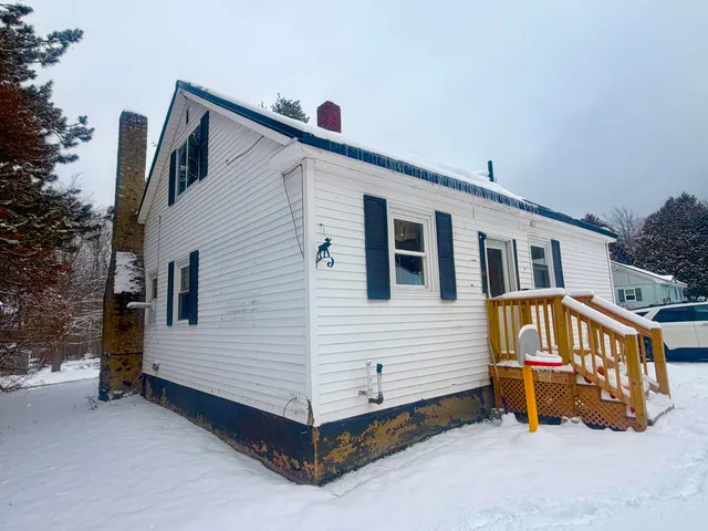 $159,900 | 14 Pinkham Street, Lincoln, ME 04457