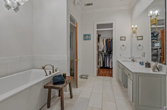 $899,000 | 18934 East Pinnacle Circle, St. George, LA 70810