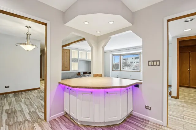 $285,000 | 527 West Eastman Street, Unit 2C, Arlington Heights, IL 60005