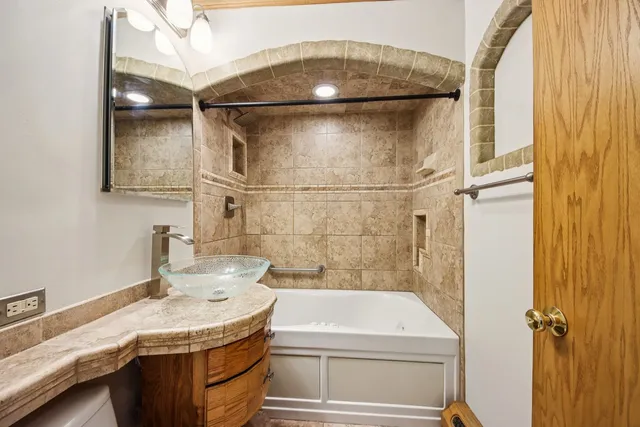 $285,000 | 527 West Eastman Street, Unit 2C, Arlington Heights, IL 60005