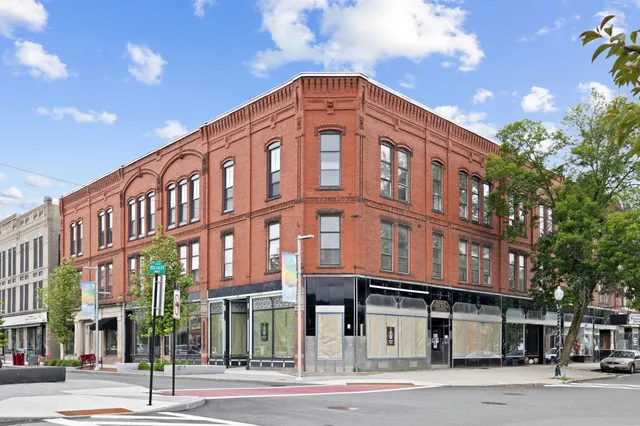 $1,200 | 1 Pleasant Street, Unit 218, Claremont, NH 03743