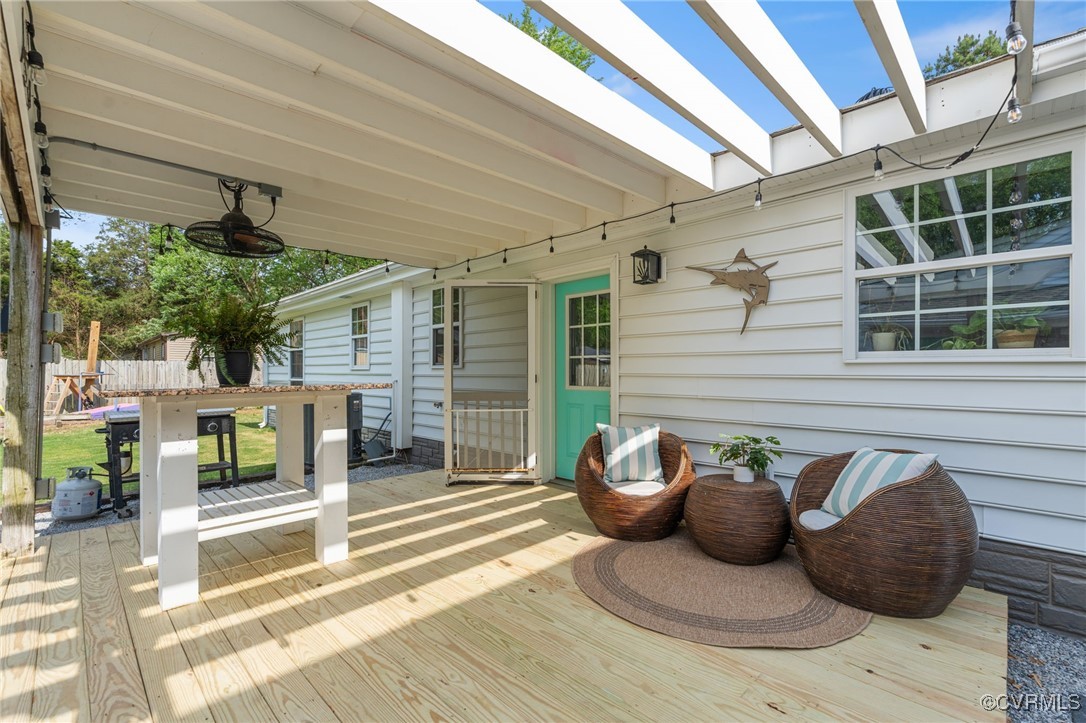 13923 White Oak Drive Lanexa, VA 23089 - Photo 2 of 46 a view of a patio with table and chairs and potted plants