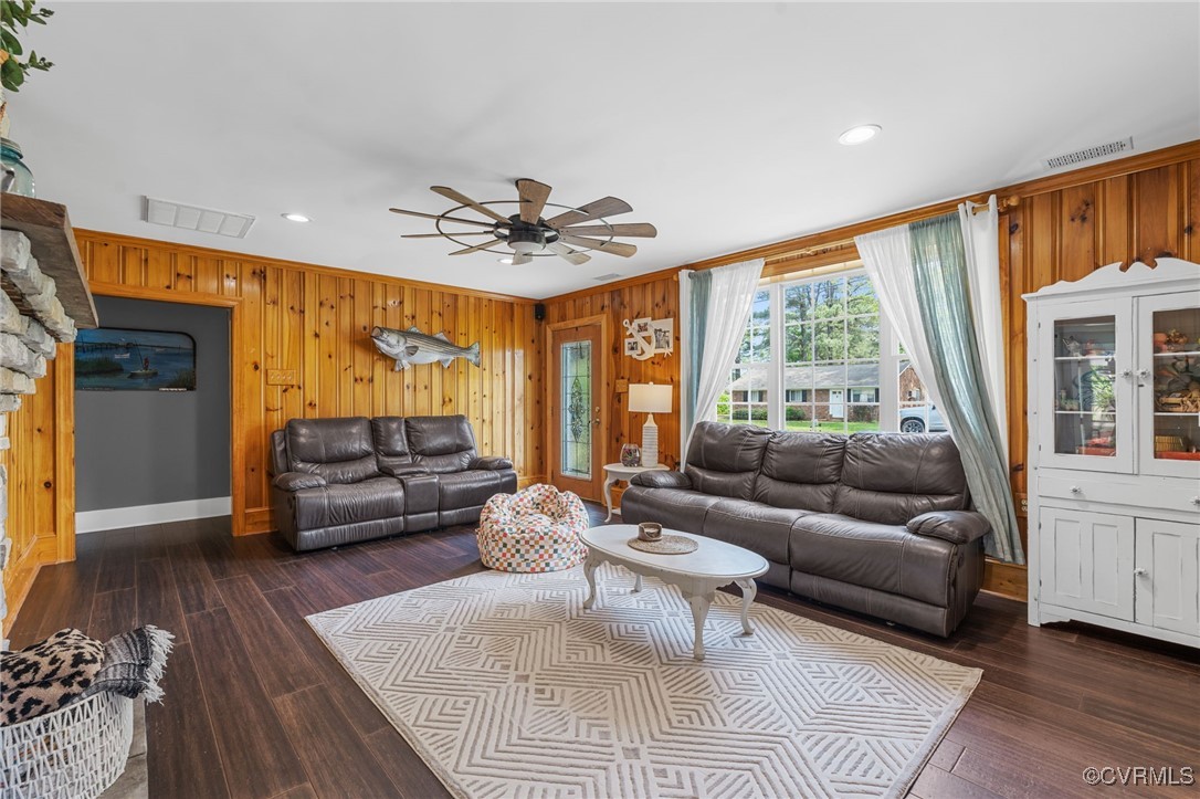 13923 White Oak Drive Lanexa, VA 23089 - Photo 42 of 46 a living room with furniture and a large window