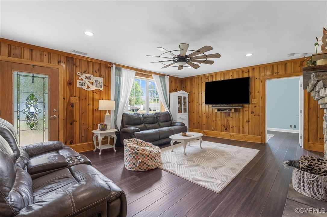 13923 White Oak Drive Lanexa, VA 23089 - Photo 43 of 46 a living room with furniture and a flat screen tv