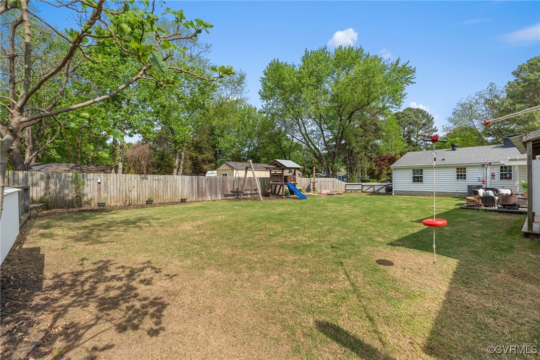 13923 White Oak Drive Lanexa, VA 23089 - Photo 46 of 46 a view of a backyard with a tree and wooden fence