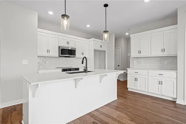 $425,950 | 415 Woodview Drive, Raymore, MO 64083