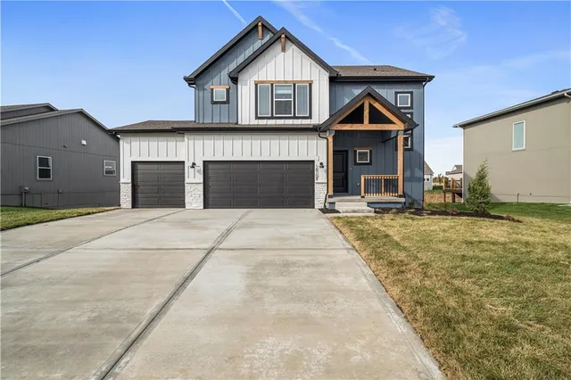 $425,950 | 415 Woodview Drive, Raymore, MO 64083