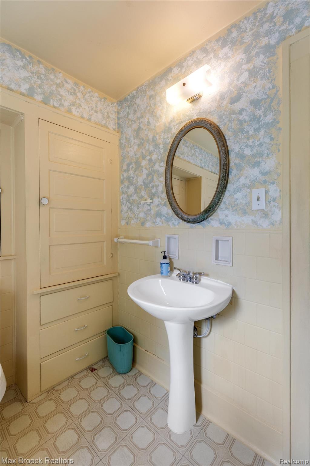 37 Hanover Road Pleasant Ridge, MI 48069 - Photo 22 of 41 Bathroom