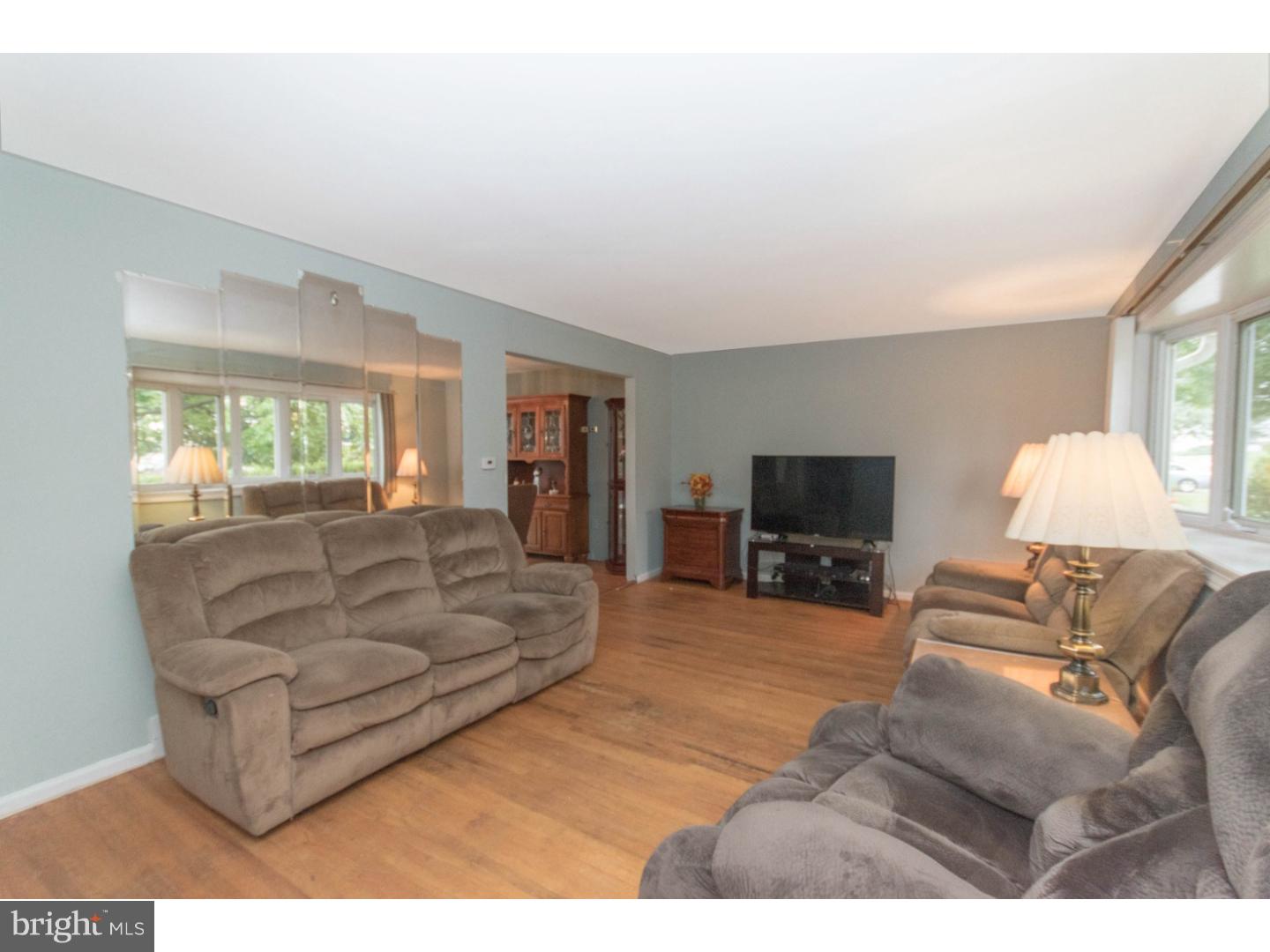 996 Hilltop Road Warminster, PA 18974 - Photo 2 of 18 Gallery Image 2