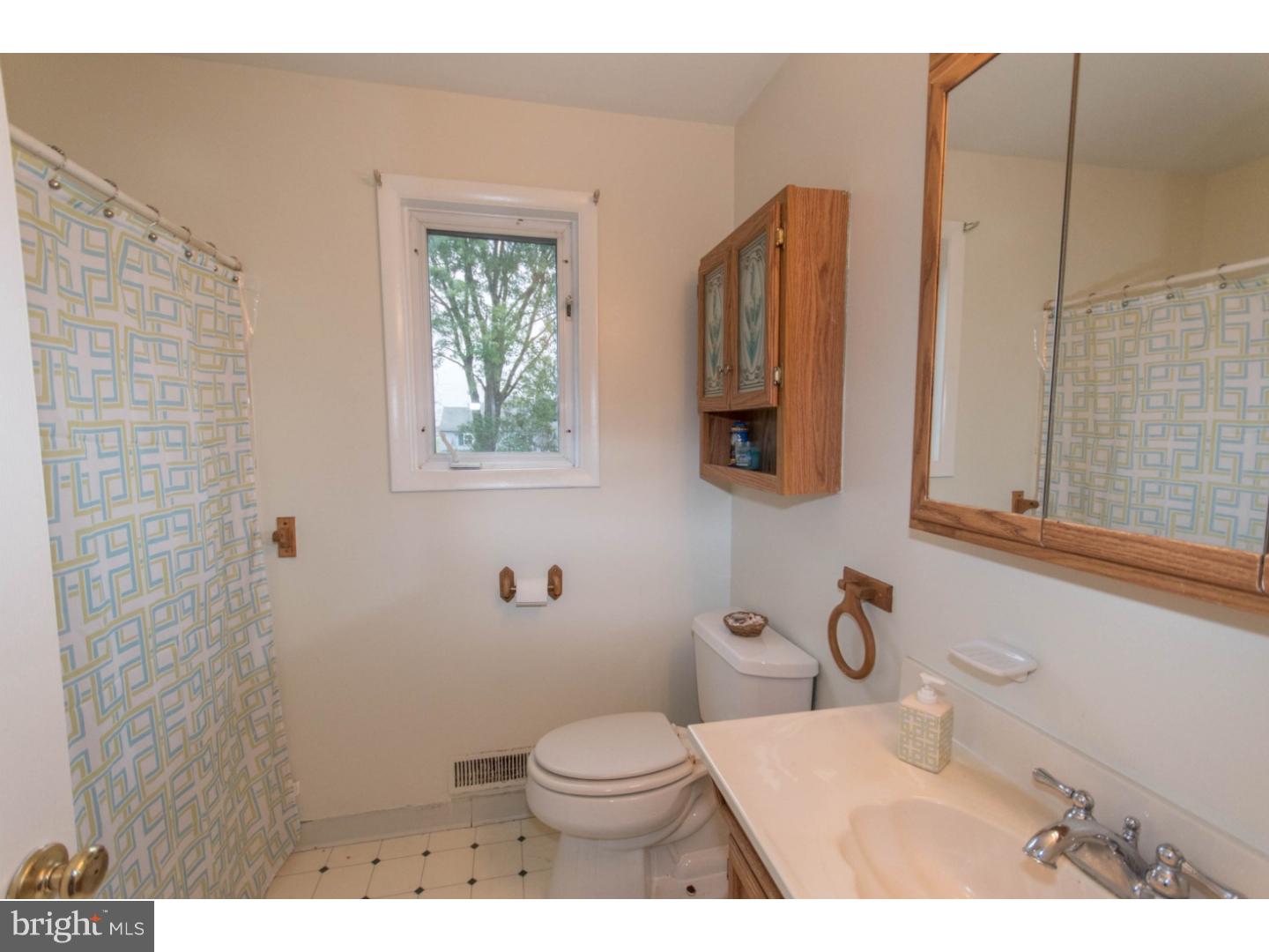 996 Hilltop Road Warminster, PA 18974 - Photo 13 of 18 Gallery Image 13
