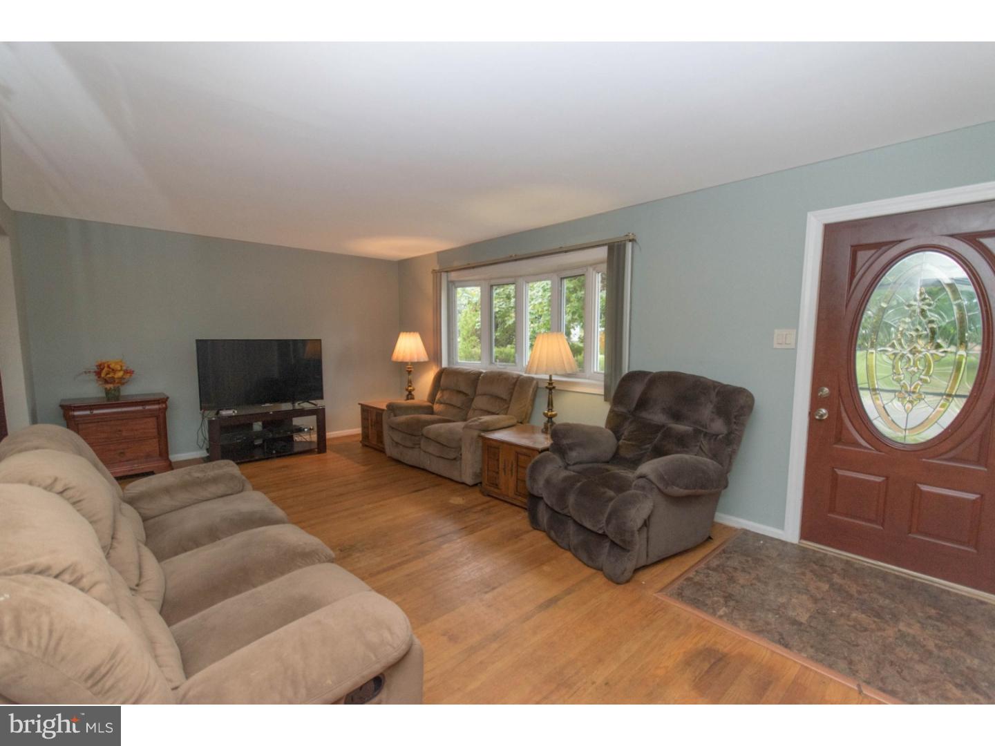 996 Hilltop Road Warminster, PA 18974 - Photo 3 of 18 Gallery Image 3