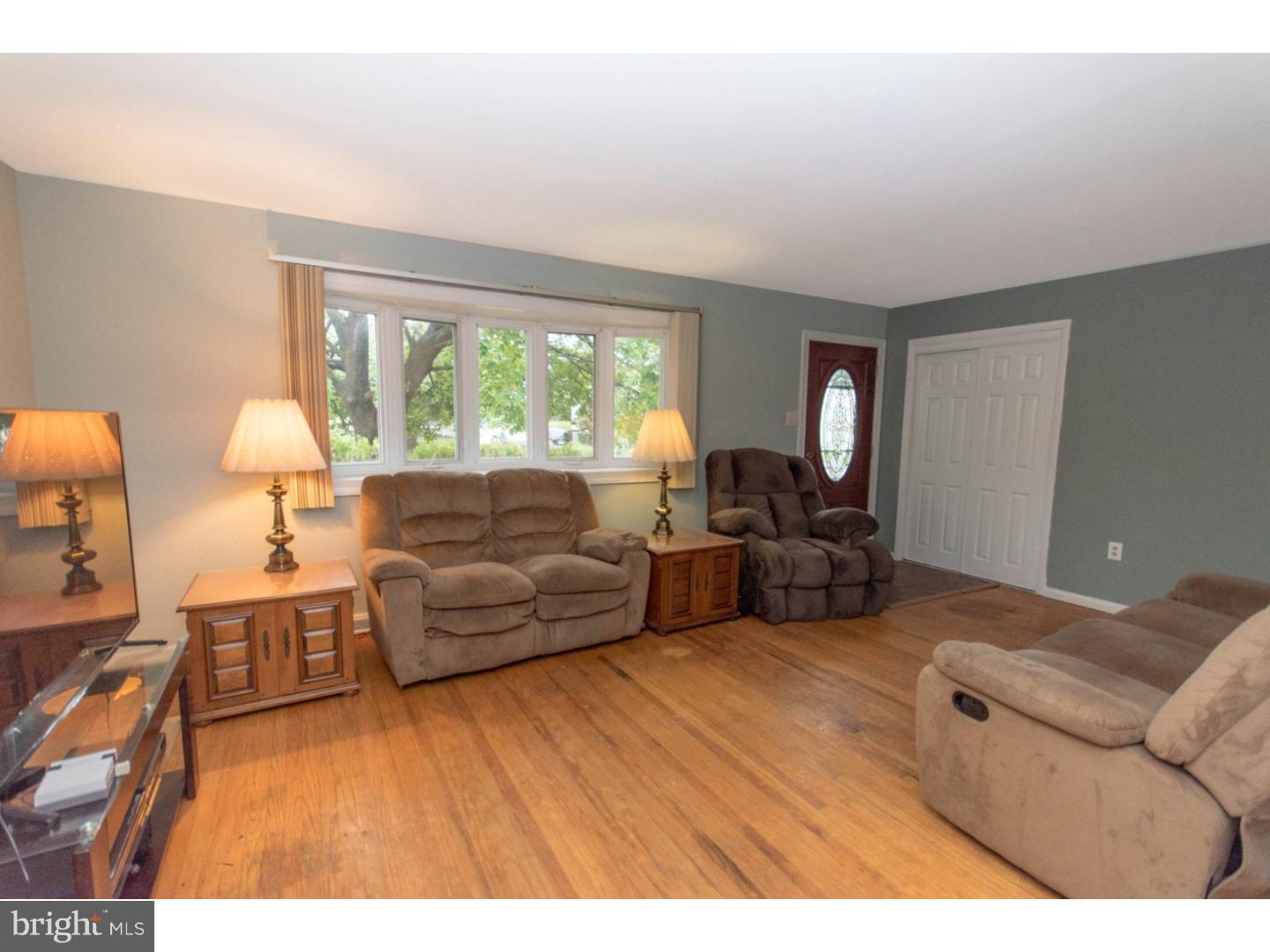 996 Hilltop Road Warminster, PA 18974 - Photo 4 of 18 Gallery Image 4