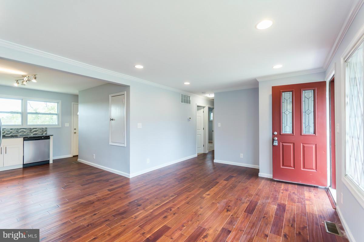 3805 Fernside Road Randallstown, MD 21133 - Photo 4 of 28 Living Room