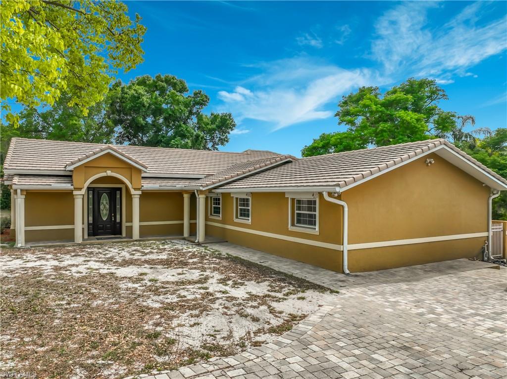4200 South Hiawassee Road Orlando, FL 32835 - Photo 6 of 47 a view of a house with a yard