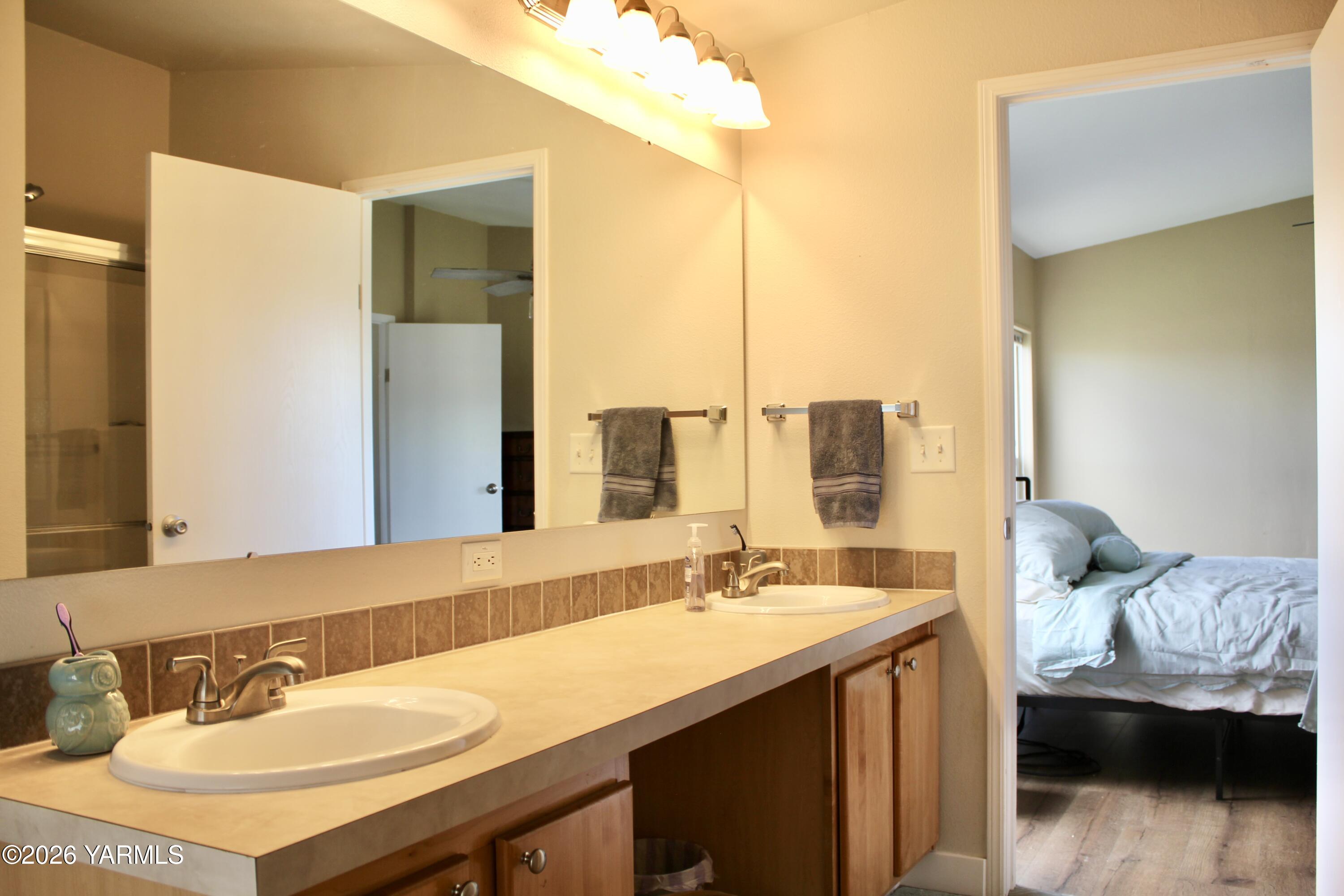 1101 Gore Road Selah, WA 98942 - Photo 30 of 42 Primary double sinks