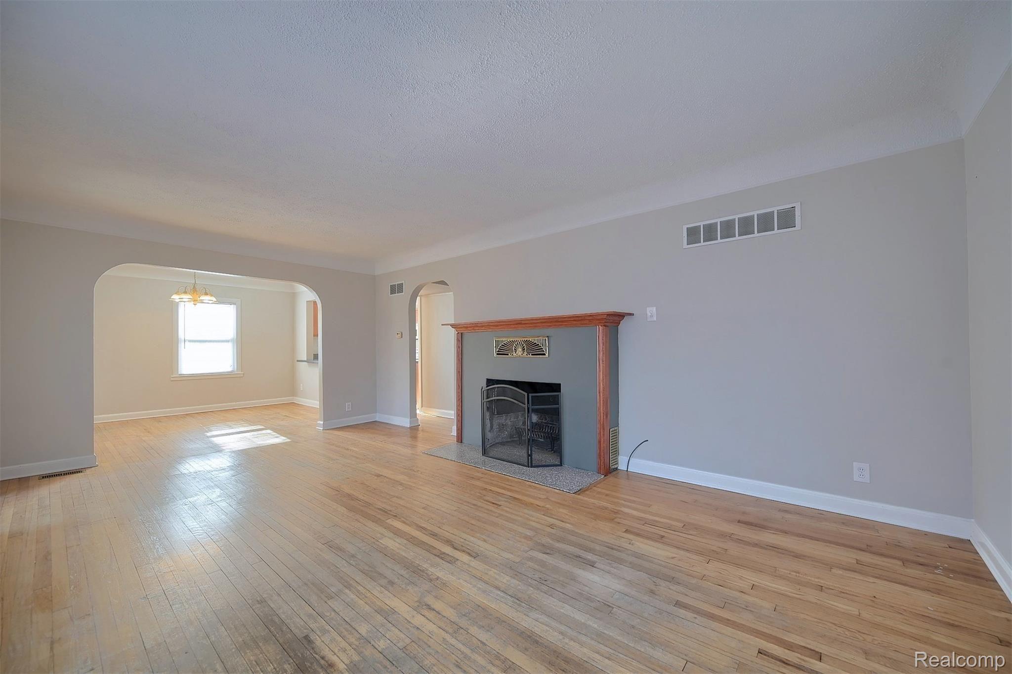20903 Doepfer Road Warren, MI 48091 - Photo 6 of 26 6-Great-Room-3rd-View.jpg