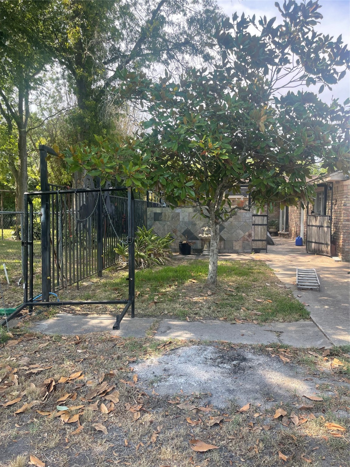16719 McLean Road Pearland, TX 77584 - Photo 10 of 15 a backyard of apartments with large trees